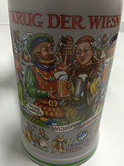 Auf dem wieder von der Künstlerin Tita Gronemeyer gestalteten "Festkrug der Wiesn-Wirte", zu sehen ist ein zum Thema "500 Jahre Bayerisches Reinheitsgebot" passendes Motiv